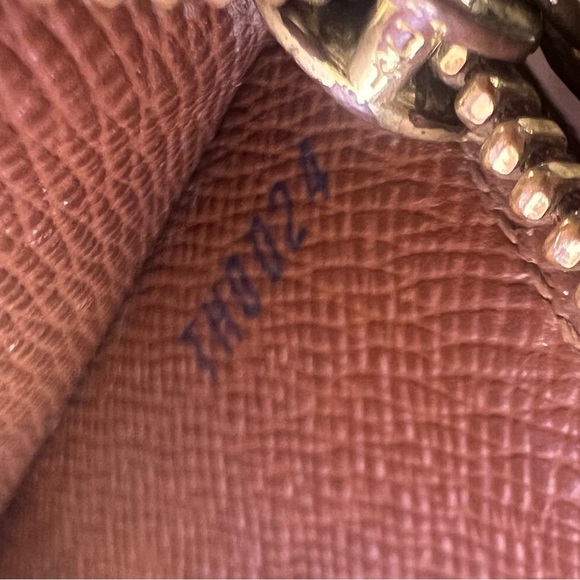 Louis Vuitton Vintage Sarah Wallet - GUC - With COA - Picture 3 of 16